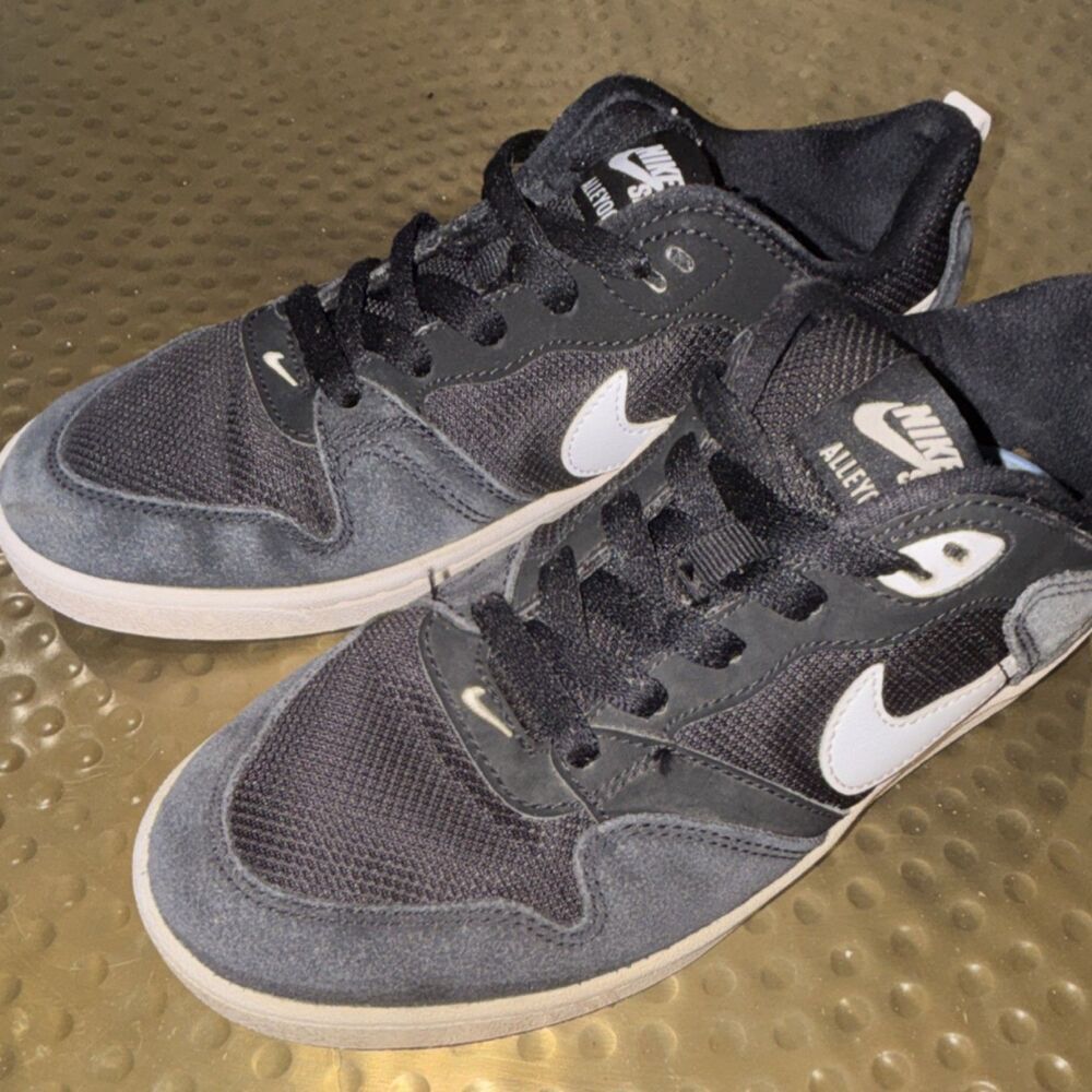 Nike SB Alleyoop Low Top Skate Shoes Black/Gray White Swoosh US size 6Y